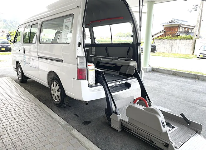 車椅子のまま乗り降りできる送迎車